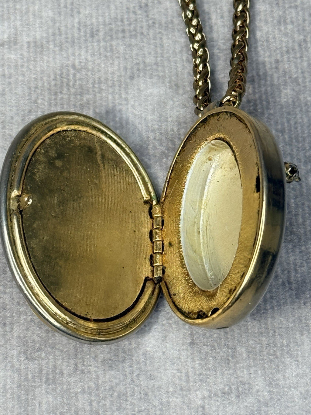 Vintage Gold Tone Resin Cameo Perfume Pendant Necklace, Rope Chain 20” 1970s