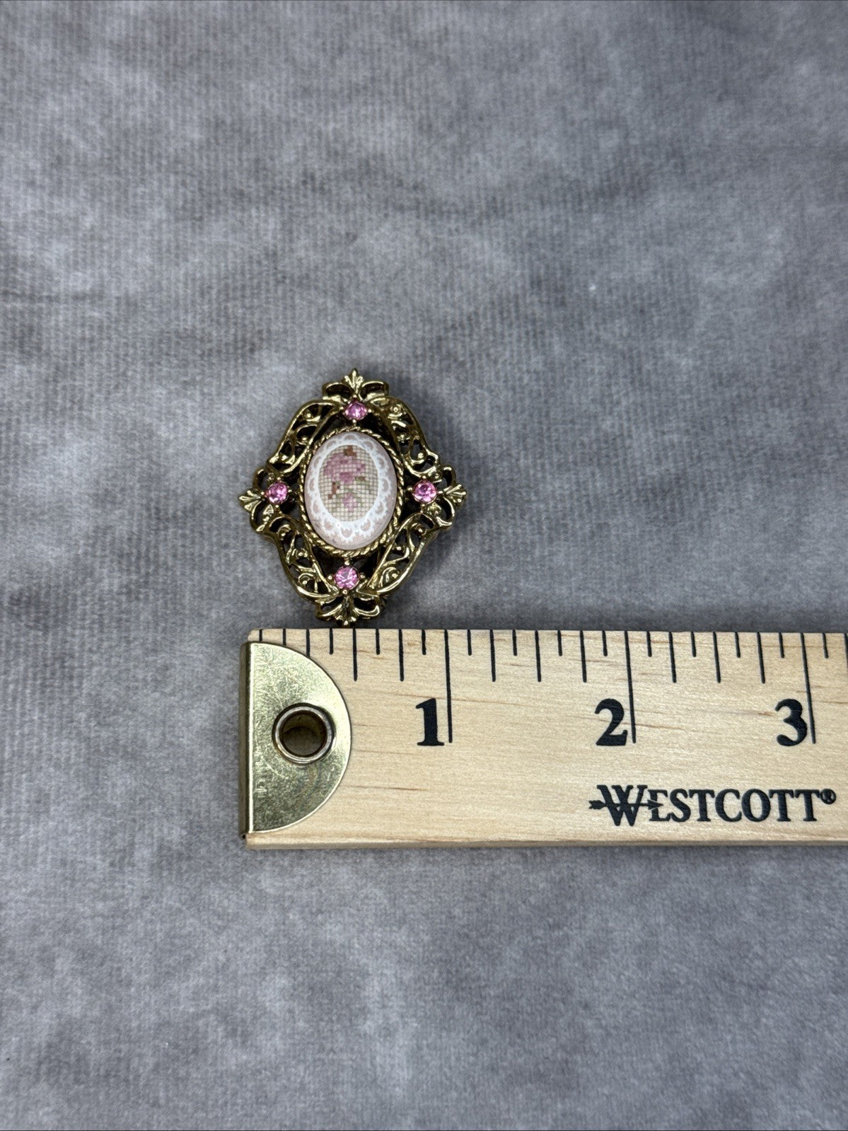 Vintage Gold Tone Needlepoint Cameo Brooch Pink Rhinestones ￼