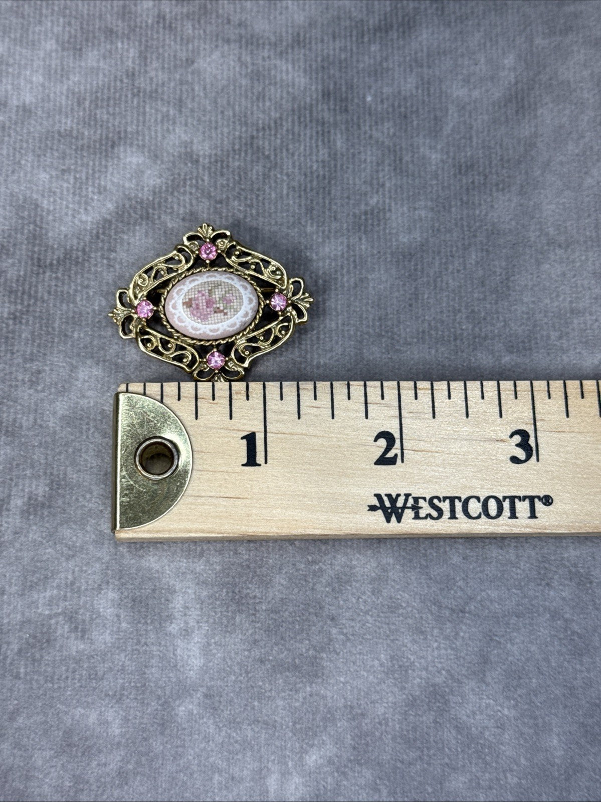 Vintage Gold Tone Needlepoint Cameo Brooch Pink Rhinestones ￼